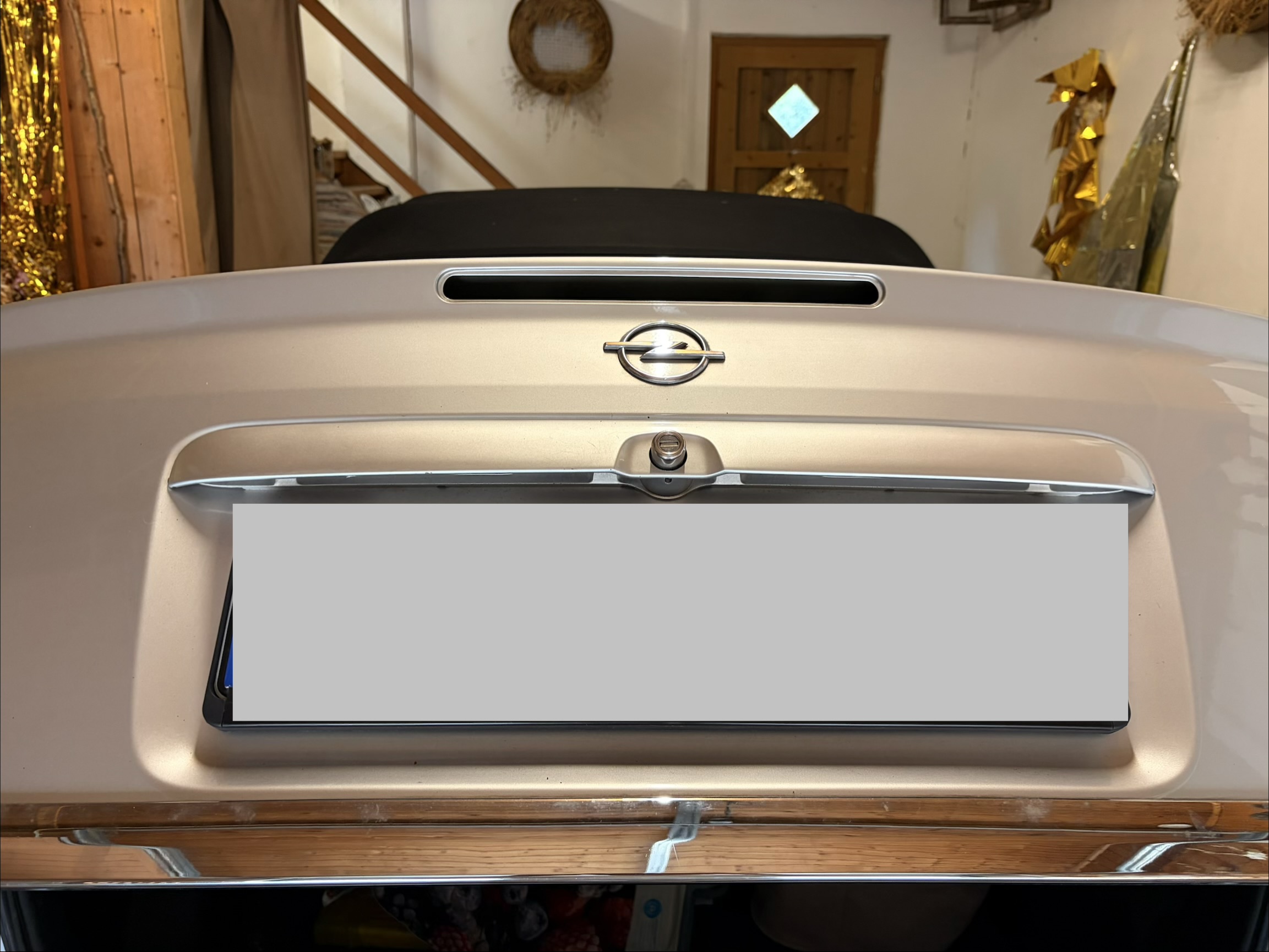 Heckansicht des Opel Astra G Cabrio beim Austausch des dritten Bremslichts